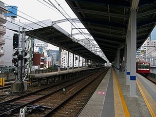 20160926_320px-Keikyū_Kawasaki_Station-platform